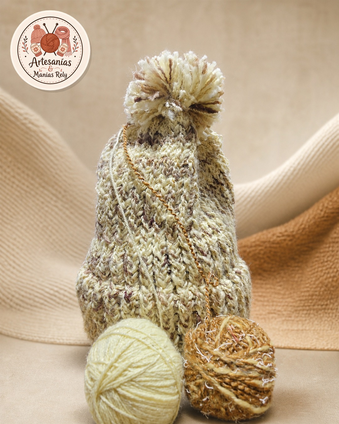 Gorro beige acompañado por estambre