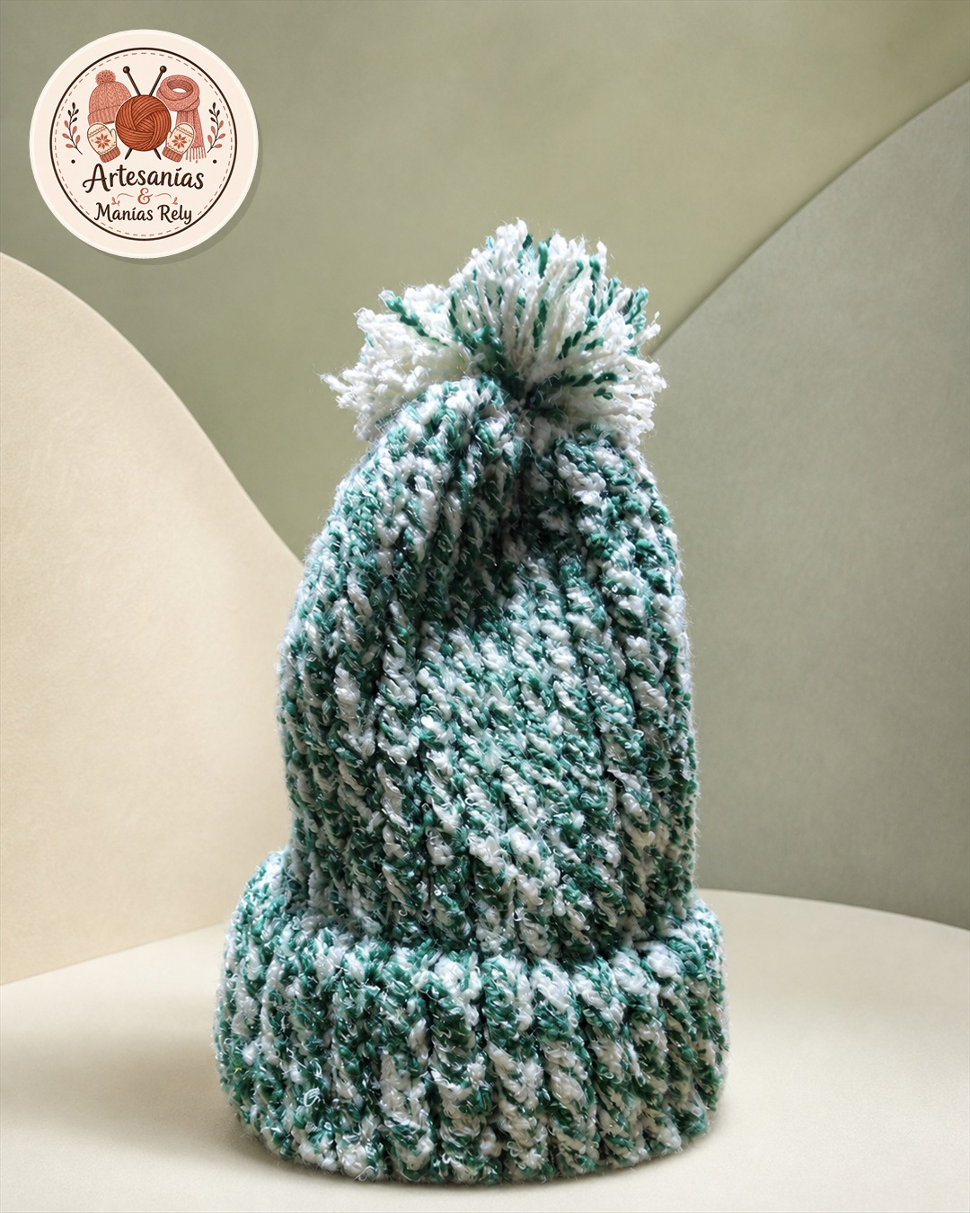 Gorro verde y blanco tejido a mano